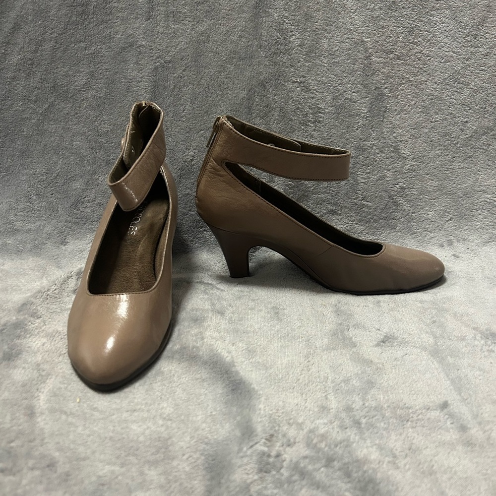 Women’s aerosoles brown ankle strap closed toe pumps kitten heels size 6.5